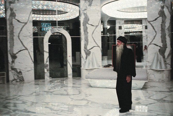 Osho-in-his-bedroom.jpg